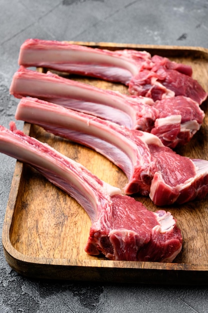 Steaks de côtelettes de viande d'agneau cru sur fond de table en pierre grise