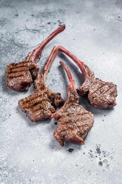 Steaks de côtelettes de viande d'agneau grillé. Fond gris. Vue de dessus.