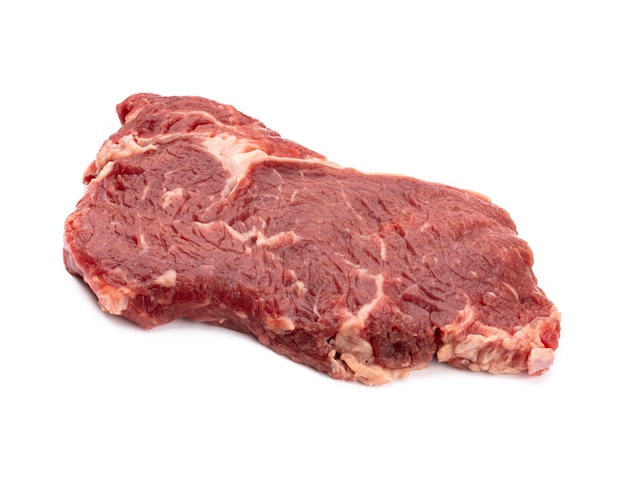 Steaks crus frais isolés sur fond blanc.................