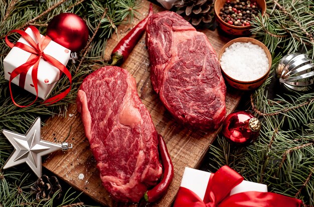 Steaks de faux-filet crus pour préparer le dîner de Noël