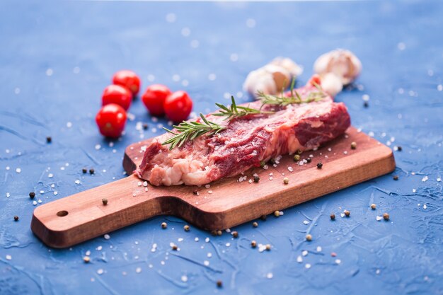 Steaks de filet de boeuf cru aux herbes et épices