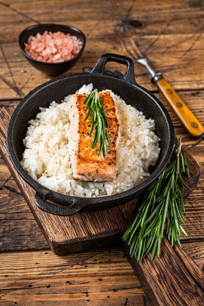 Steaks de filet de saumon grillé avec riz blanc dans une poêle