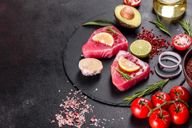 Steaks de filet de thon frais aux épices et herbes sur fond noir