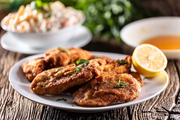 Steaks frits et salade de pommes de terre, un plat traditionnel servi pour les vacances de Noël ou de Pâques.