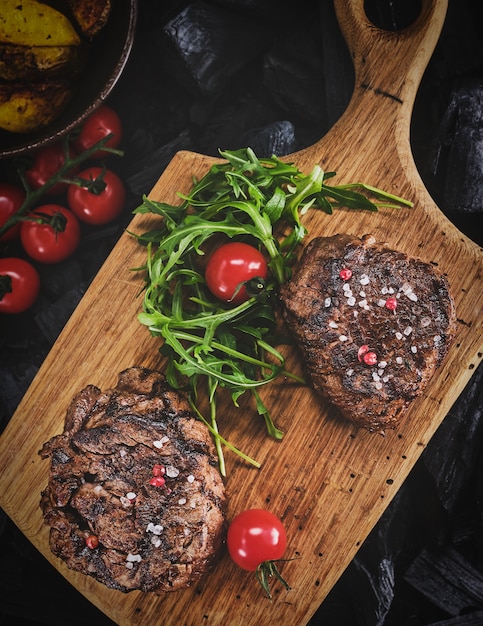 Steaks grillés sur planche à découper en bois