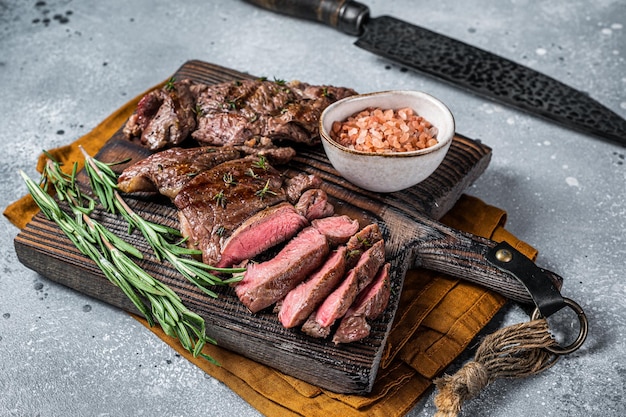 Steaks de jambe de mouton rôtis tranches de viande d'agneau Fond gris Vue de dessus