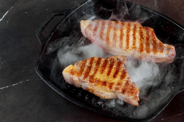 Steaks juteux grillés dans une poêle à frire