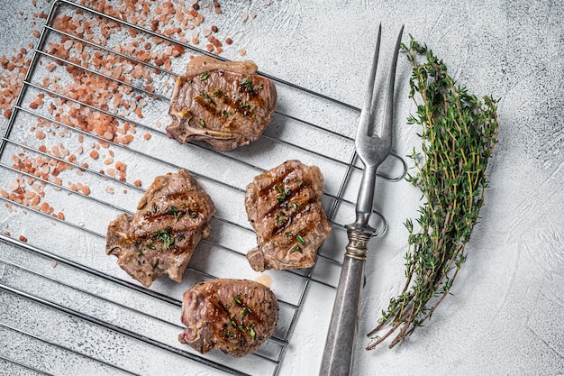 Steaks de longe d'agneau grillés au barbecue côtelettes côtelettes sur fond blanc Vue de dessus