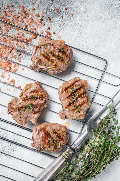 Steaks de longe d'agneau grillés au barbecue côtelettes côtelettes sur fond blanc Vue de dessus