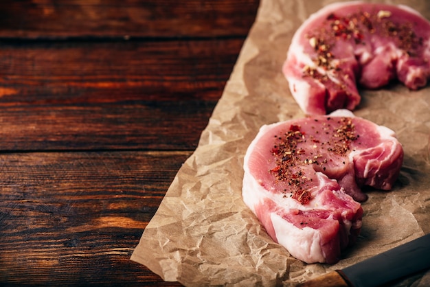 Steaks de longe de porc aux épices moulues sur papier sulfurisé