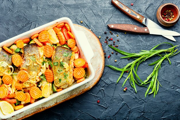 Steaks de poisson au four avec légumes grillés dans un plat allant au four.Délicieux poisson grillé sain