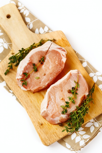 Photo steaks de porc cru frais sur une planche à découper