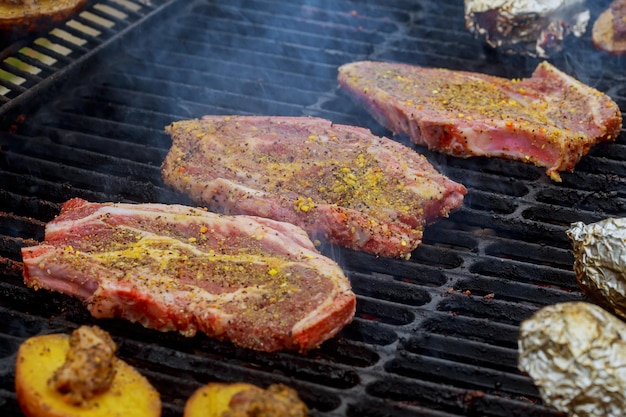 Steaks de porc grillés sur le gril