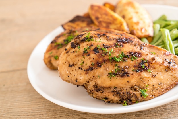 Steaks de poulet grillé