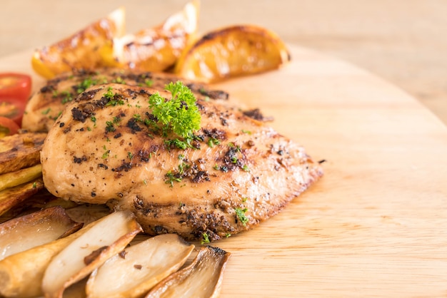 Steaks de poulet grillés aux légumes