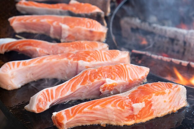 Steaks de saumon cru sur un grill