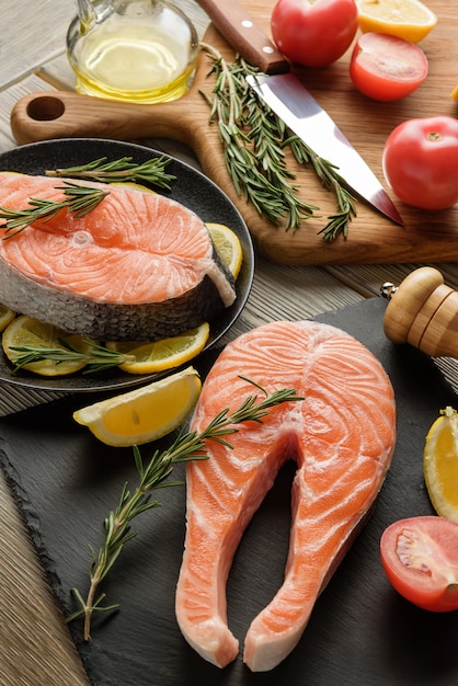 Steaks de saumon cru gros plan avec des ingrédients pour la cuisson.