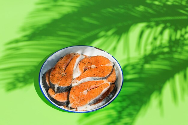 Steaks de saumon de poisson cru préparés pour la cuisson des grillades en plein air