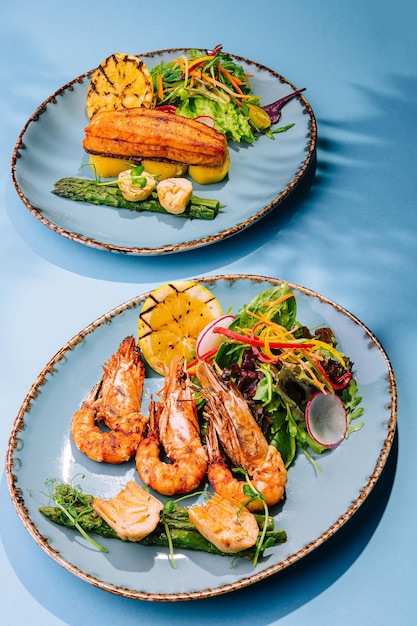 steaks de saumon rôti et crevettes avec des asperges bouillies