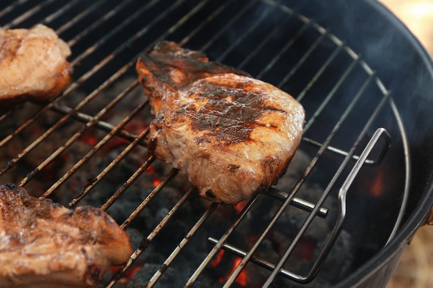 Steaks savoureux sur le gril du barbecue se bouchent