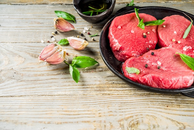 Steaks de viande fraîche crue aux épices