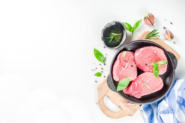 Steaks de viande fraîche crue aux épices