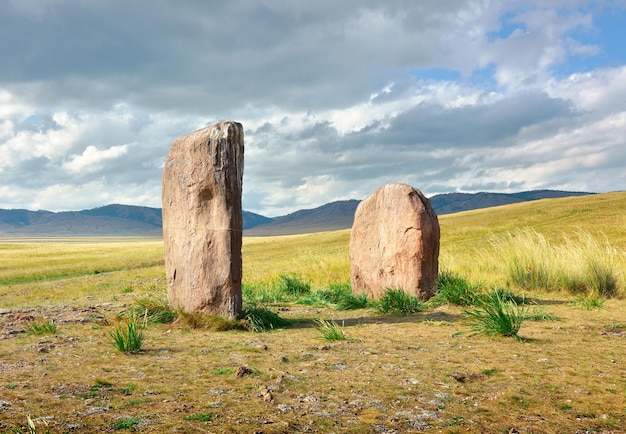 Stèles de pierre dans la steppe sous un ciel bleu nuageux Sibérie Russie