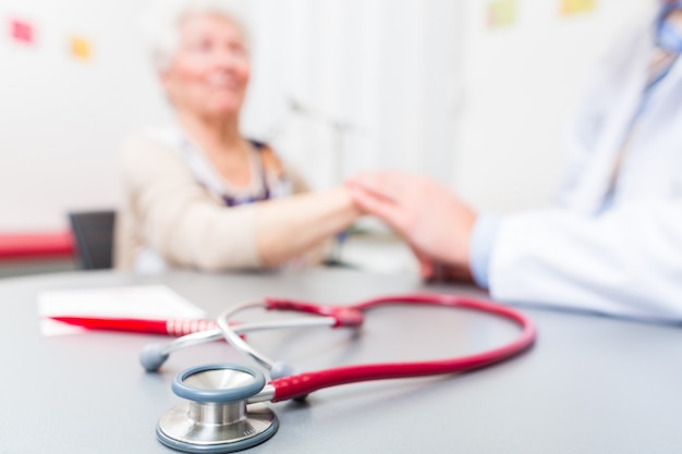 Stéthoscope sur le bureau du médecin