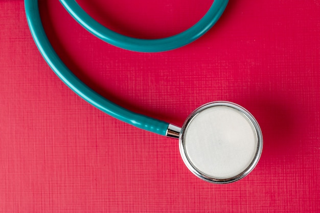 Photo stéthoscope sur un cahier rouge