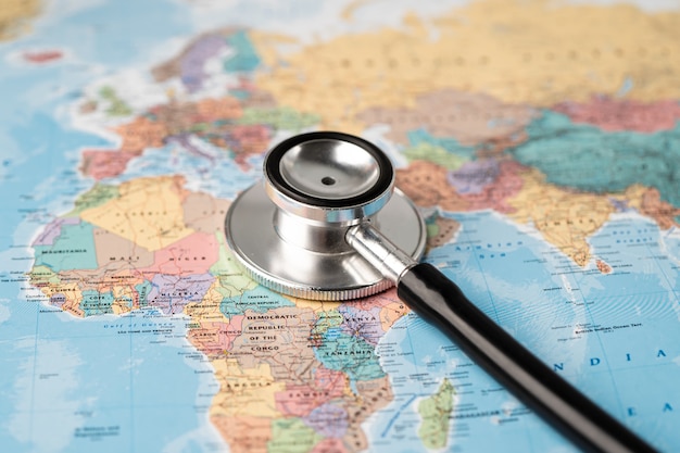 Stéthoscope sur la carte du globe du monde de l'Afrique