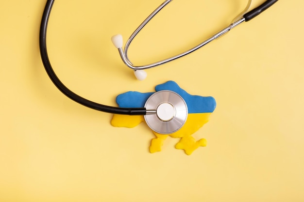 Stéthoscope avec carte de l'Ukraine dans les couleurs du drapeau national de l'Ukraine bleu et jaune guerre en Ukraine soins médicaux pendant la guerre