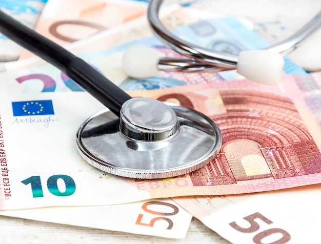 Stéthoscope sur le concept médical euro