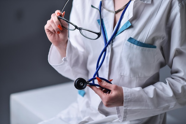 Un stéthoscope dans les mains du docteur