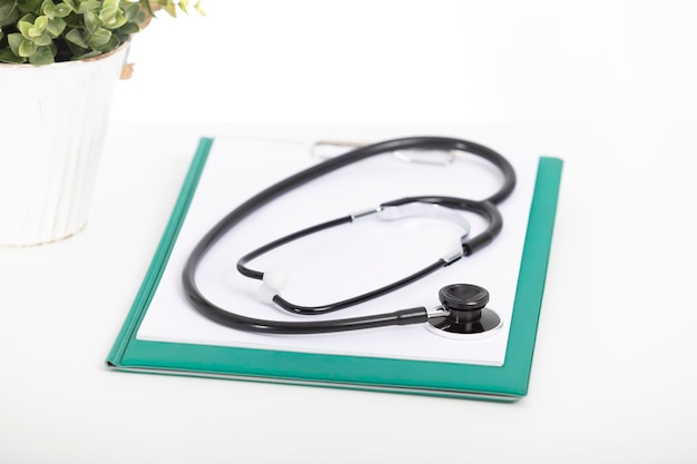 Stéthoscope sur dossier vert sur le bureau du médecin