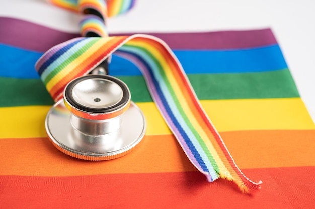 Stéthoscope sur fond de drapeau arc-en-ciel symbole du mois de la fierté LGBT célèbre annuellement en juin symbole social des droits de l'homme et de la paix transgenres bisexuels gays lesbiennes