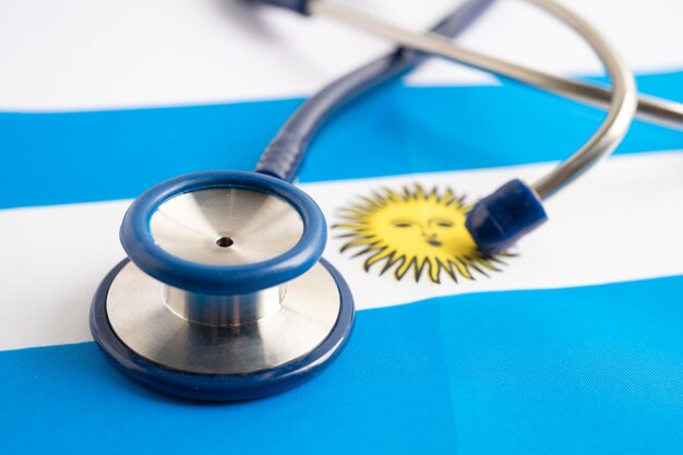 Stéthoscope sur fond de drapeau argentin Concept d'affaires et de finance