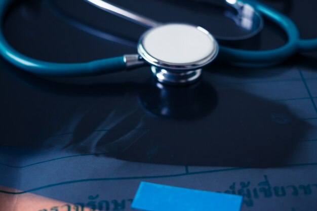 Stéthoscope sur une image radiographique