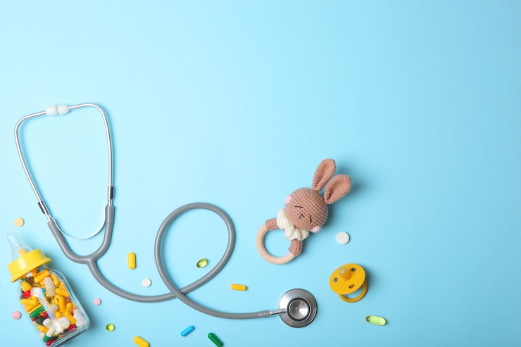 Photo stéthoscope et jouet de concept de pédiatrie sur un fond clair
