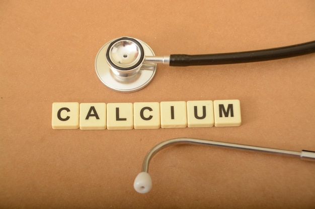 Stéthoscope et lettres de l'alphabet avec le texte CALCIUM