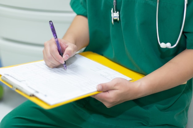 Stéthoscope et médecin travaillant à l&#39;hôpital