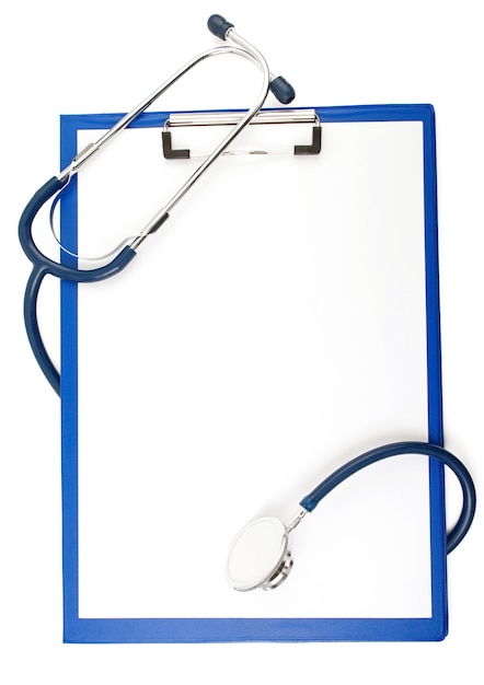 Stéthoscope médical avec formulaire vierge isolé sur fond blanc