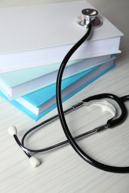 Stéthoscope médical avec des livres sur une table en bois