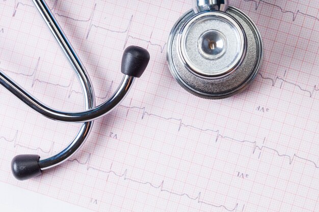 Stéthoscope en métal sur cardiogramme