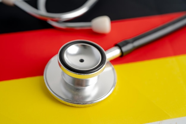 Stéthoscope noir sur fond de drapeau Allemagne Concept commercial et financier