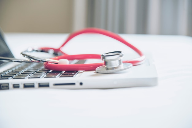 Stéthoscope sur ordinateur portable pour médecin de santé en laboratoire de médecin. Concept de soins médicaux.