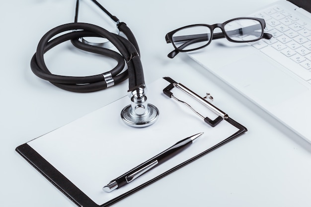 Stéthoscope avec ordinateur portable sur la table