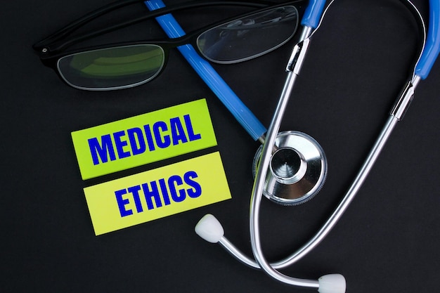 stéthoscope et papier coloré avec le mot éthique médicale concept d'éthique médicale