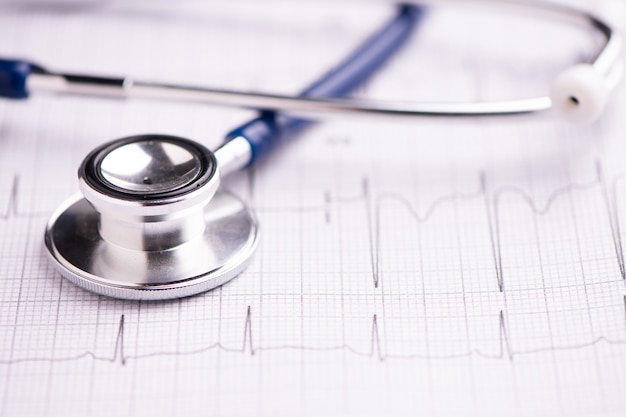 Un stéthoscope sur rapport médical ecg close up