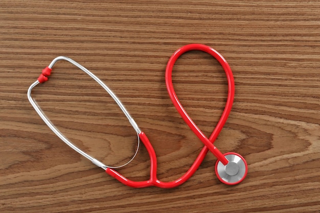 Stéthoscope rouge sur table en bois