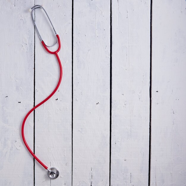 Stéthoscope rouge sur tableau blanc